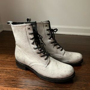 White cracked leather Frye lace up boots!